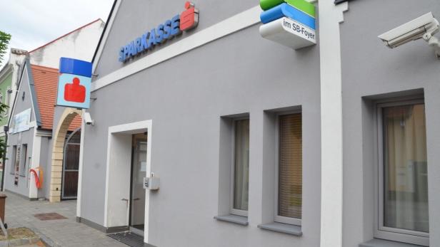 Moosbrunn: Bankomat aus Bankfoyer gestohlen