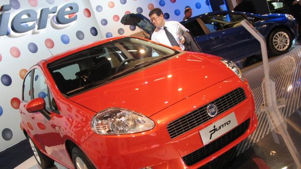Der damals neue Fiat Punto von 2005 auf einer Automesse.
