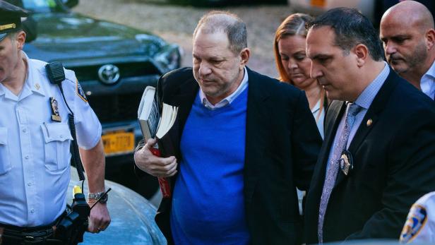 Grand Jury klagte Ex-Filmmogul Weinstein wegen Vergewaltigung an
