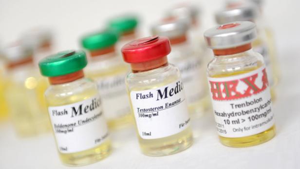 Mehrere Fläschchen mit verschiedenen anabolen Steroiden, darunter Testosteron und Trenbolon.