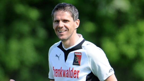 Ein lächelnder Mann im Trikot des FC Admira Wacker Mödling.