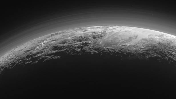 Auf dem Pluto haben Forscher überraschend Dünen entdeckt, die wahrscheinlich aus gefrorenem Methan bestehen.