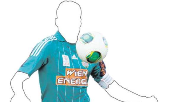 Ein Fußballspieler im grün-weißen Trikot balanciert einen Ball auf der Brust.
