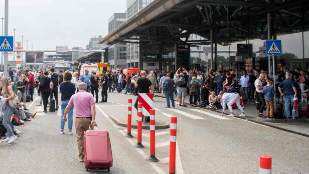 Passagiere vor dem Hamburger Flughafen
