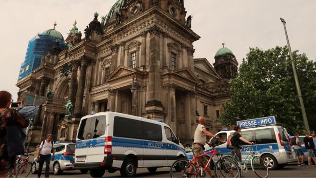 Polizist schoss im Berliner Dom auf Randalierer aus Österreich
