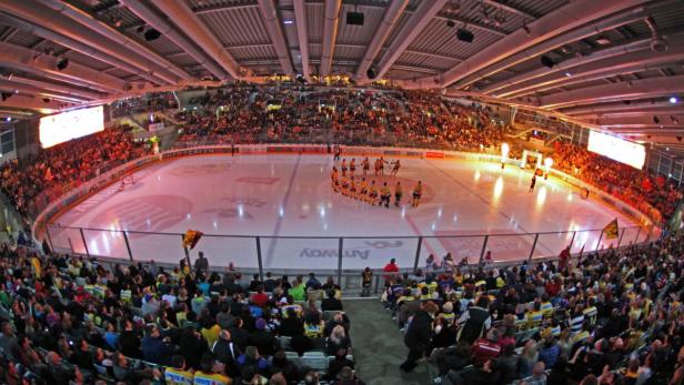 Die Finalserie der Erste Bank Eishockey Liga begann mit einem Ende.