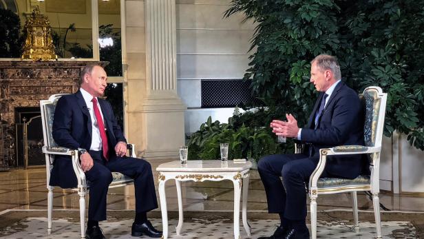 Demokratie und nackte Oberkörper: Armin Wolf interviewt Putin