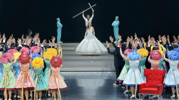 Klaus Florian Vogt (Lohengrin), Annette Dasch (Elsa) und der Festspielchor.