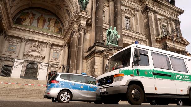 Police secure the Berliner Dom in Berlin
