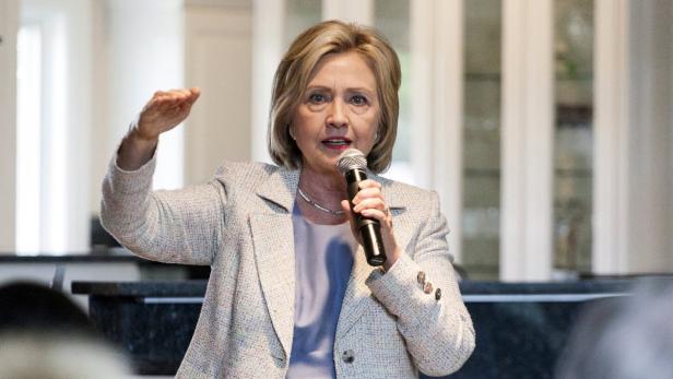 Democratic U.S. presidential candidate Hillary Cli Hillary Clinton spricht bei einer Veranstaltung in ein Mikrofon.