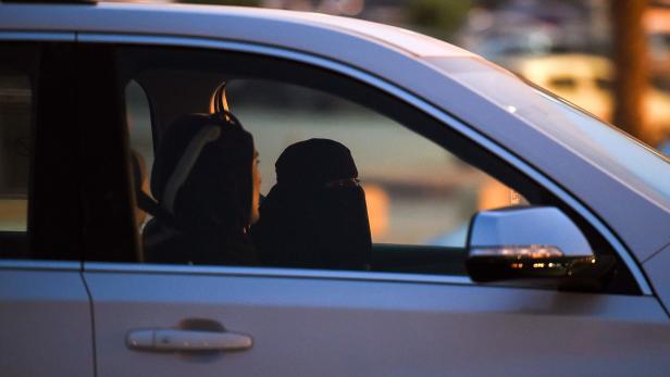 Erste Frau hat in Saudi-Arabien einen Führerschein bekommen