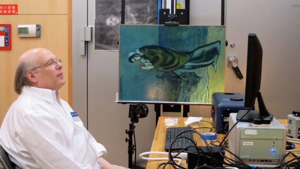 Forscher John Delaney neben dem Originalbild von Picasso.