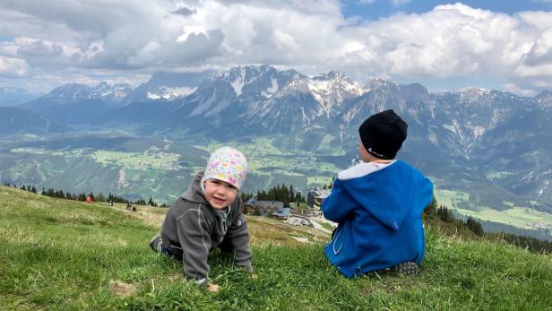 Kinder suchen auf dem Berg, was sie immer suchen: Spiel, Spaß, Abenteuer – der Gipfelsieg ist wurscht
