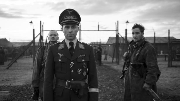 Kleider machen Leute: Max Hubacher als Willi Herold in gestohlener Nazi-Uniform