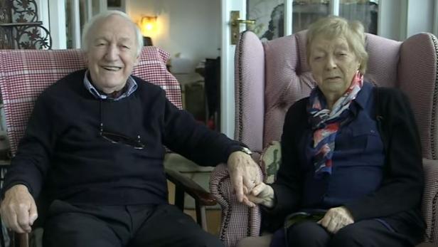 84-Jähriger lernte für seine Ehefrau das Schminken