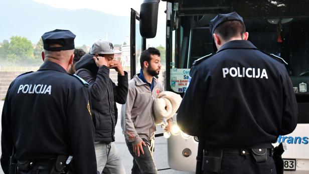 Polizei bei der Kontrolle von Migranten bei Bihac