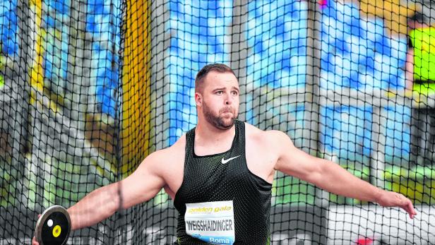 Ein Diskuswerfer bereitet sich auf den Wurf vor.