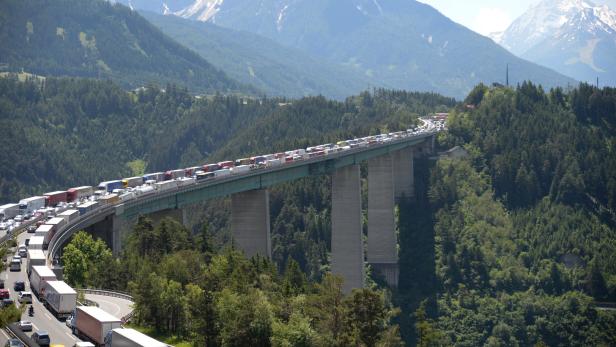 2,25 Millionen Lkw rollten 2017 über die Brennerroute durch Tirol
