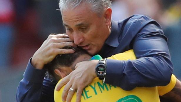 Umarmung für den Star: Brasiliens Teamchef hat Neymar die Spielfreude wiedergegeben.