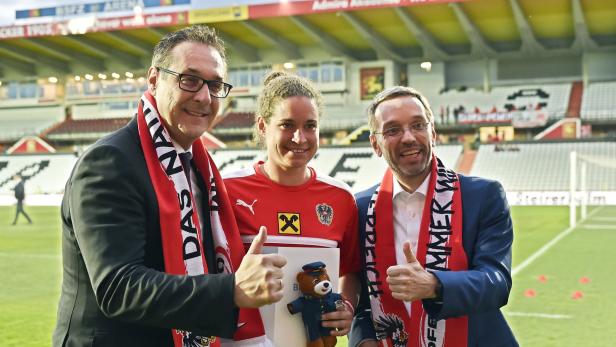 Strache und Kickl mit ÖFB-Spielerin Nina Burger. Der Vizekanzler inszeniert sich gerne als Sportfan.