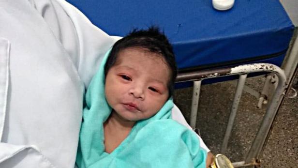 Lebendig begrabenes Baby überlebte sieben Stunden unter der Erde