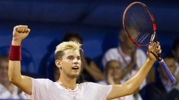 Dominic Thiem feiert mit erhobener Faust und Tennisschläger einen Sieg.