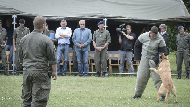 Verteidigungsminister Mario Kunasek (FPÖ) auf Besuch im Militärhundezentrum im burgenländischen Kaisersteinbruch.