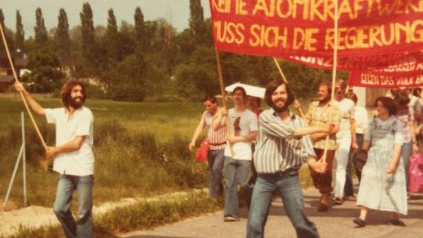Hier demonstriert KURIER-Leser Rudi Seidl mit seinem Bruder gegen Zwentendorf