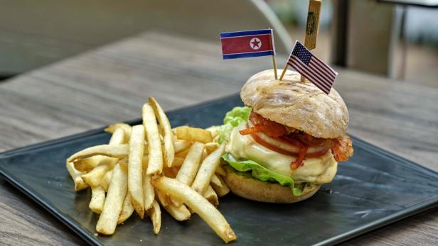Ein Burger mit Kimchi