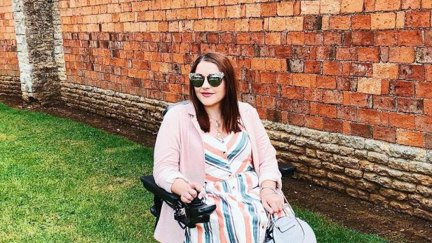 Britische Rollstuhlfahrerin zeigt jeden Tag modische Kleidung