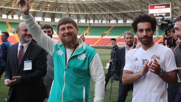 Vor dutzenden Kamerateams stolzierte Kadyrow mit Salah durch die Achmat Arena in Grosny.