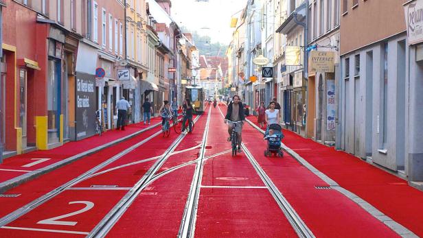 Rote Laufbahn schlängelt sich durch Graz