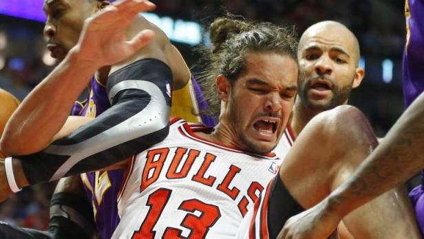 Chicago Bulls center Joakim Noah (13) and Los Angeles Lakers center Dwight Howard (L) fight for a loose ball during the second half of their NBA basketball game in Chicago, Illinois, January 21, 2013. REUTERS/Jeff Haynes (UNITED STATES - Tags: SPORT BASKETBALL TPX IMAGES OF THE DAY)