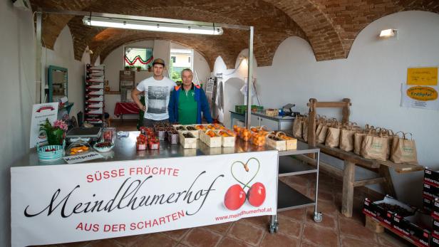Familie Wiesmayr beim Ab-Hof Obstverkauf in Scharten