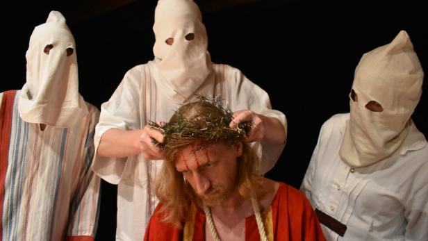 In Rainbach wird die Krönung Jesu (Omer Tarabic) mit der Dornenkrone als gewaltsame Aktion des Ku-Klux-Klans inszeniert