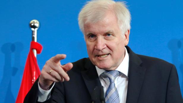 Seehofer hält an Forderungen im deutschen Asylstreit fest