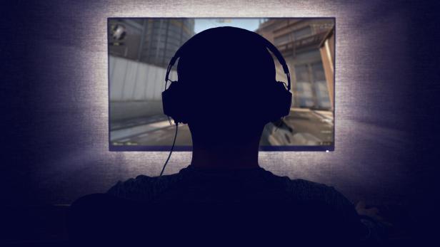 Gamer in front of a blank monitor