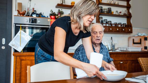 Bei der Altenpflege daheim soll durch neue gesetzliche Regelungen bei der 24-Stunden-Betreuung Entlastung geboten werden