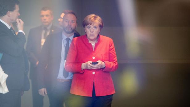 Angela Merkel (CDU) wartet auf ihren italienischen Amtskollegen.