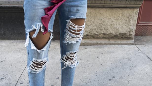 Löchrige Jeans: Schülerin musste Beine mit Tape abkleben