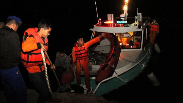 Mindestens 128 Vermisste nach Fähr-Unglück auf Sumatra