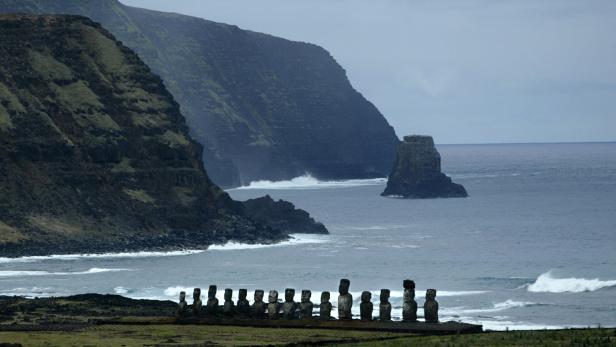 Viele der Moai-Figuren stehen sehr nahe am Wasser.