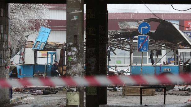 Einen Tag später sprengt ein Attentäter eine Bombe in einem Bus. Zumindest 14 Menschen sterben.