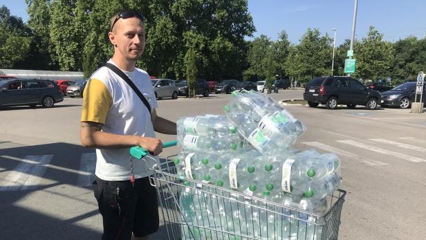 Fäkalkeime in Trinkwasser in Baden: Ansturm auf die Supermärkte