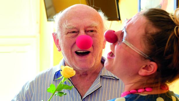 Der Einsatz von Clowns bei Alzheimerpatienten zeigt Erfolg - der KURIER traf zwei Experten bei der Rote-Nasen-Humorkonferenz in Wien