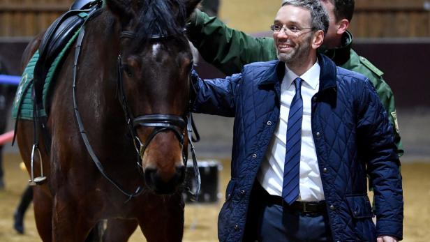 Innenminister Kickl zu Besuch bei einer Reiterstaffel in Bayern.