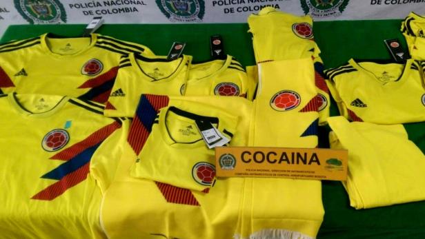 Fünf Kilo Kokain in kolumbianischen Dressen versteckt