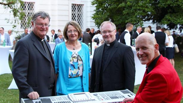 Bischof Scheuer, Direktorin Gruber-Aichberger, Generalvikar Lederhilger, Pianist Fürst (v.l.)
