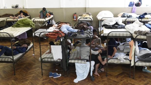 Asylwerber in einem Schlafraum in Traiskirchen