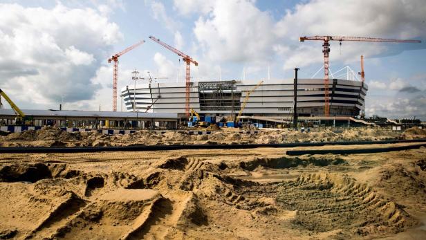 Mit riesigem Aufwand musste der Boden für das Kaliningrader Stadion bereitet werden. Nach der WM soll die Arena Heimstätte eines Zweitligaklubs sein.